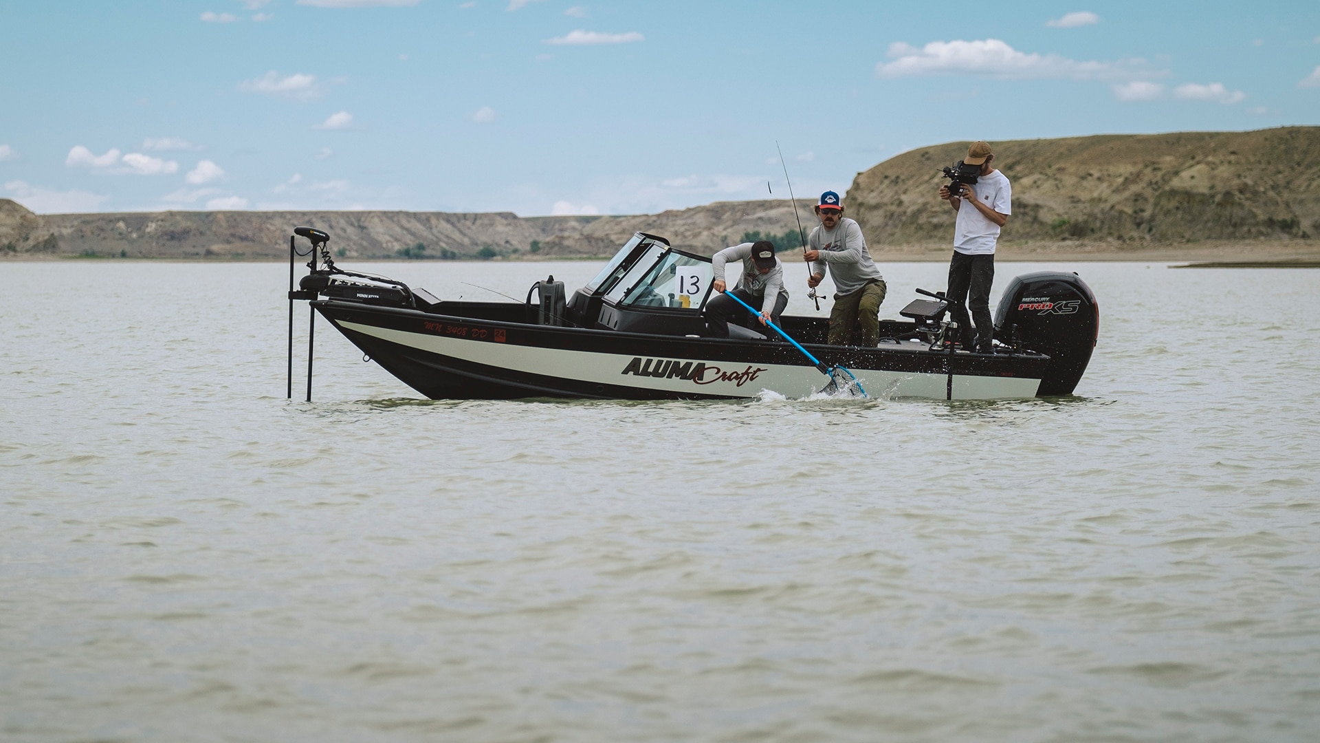 Seth Morris et Chester Floyd attrapent des dorés du Montana lors d'un tournoi de pêche