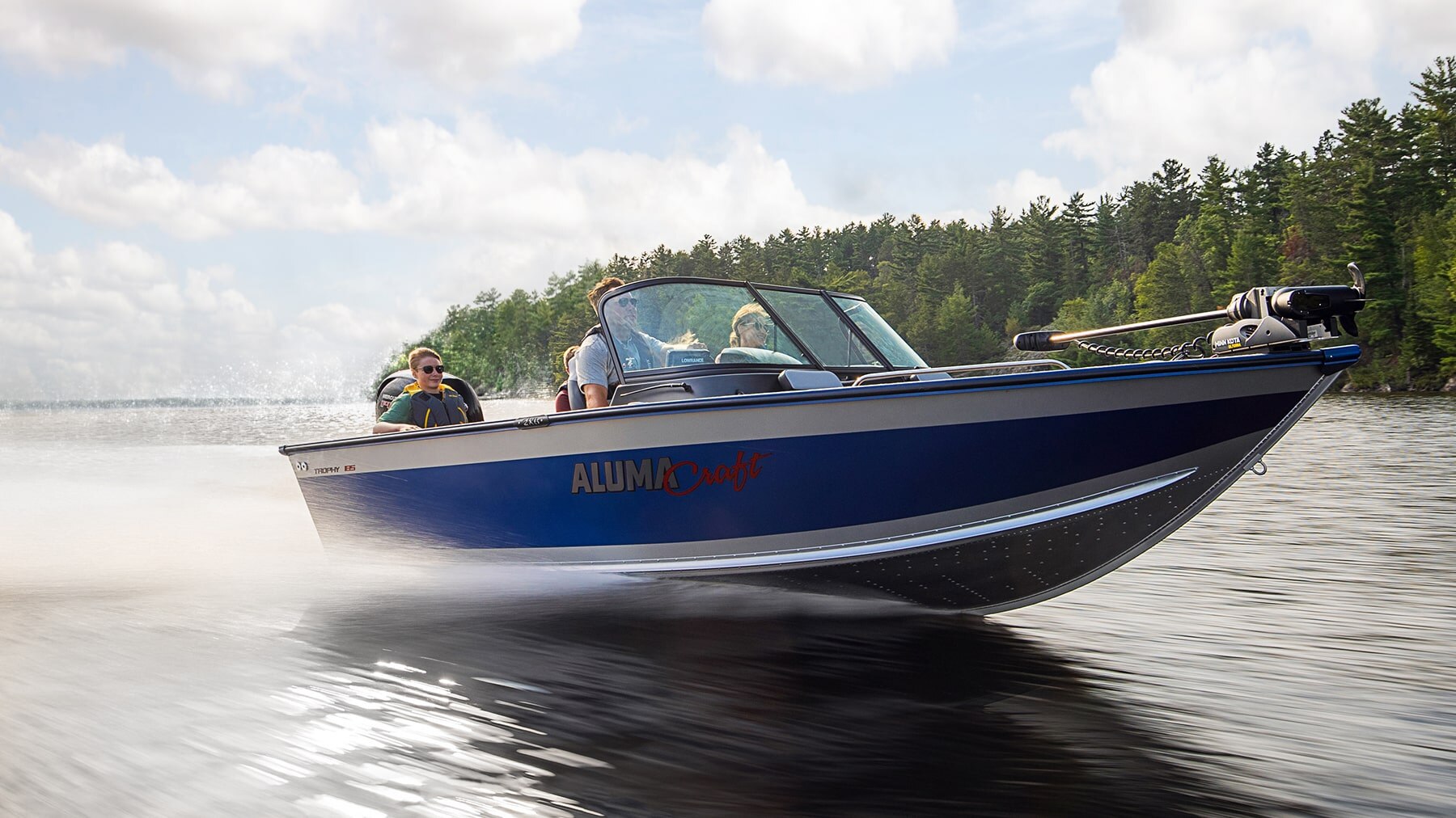 Famille lors d'une sortie en bateau avec un Alumacraft Trophy