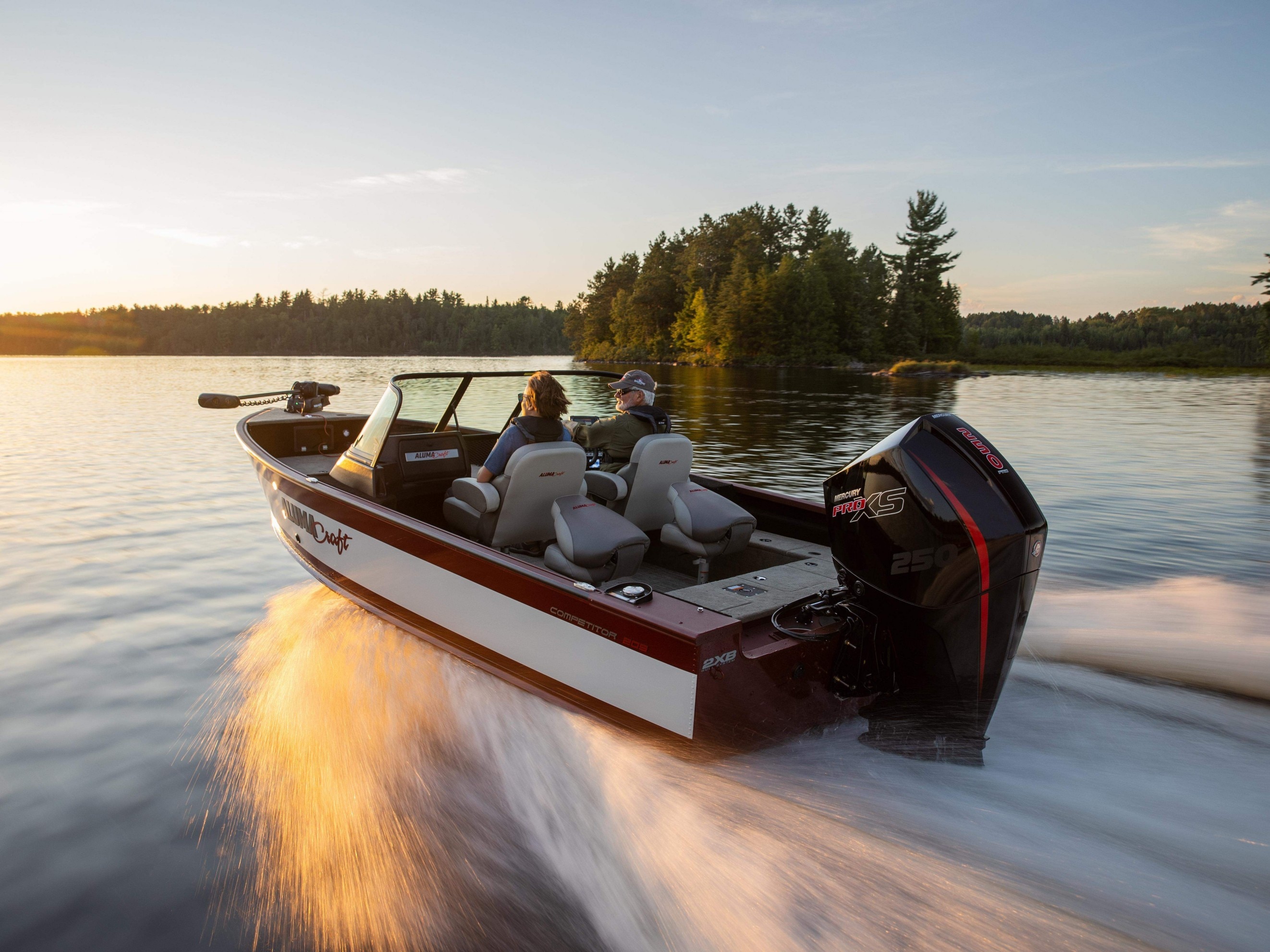 Bateau de pêche en aluminium allant vite sur un lac