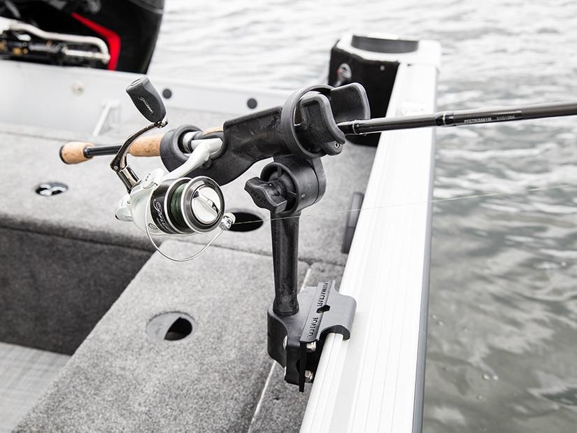 Porte-canne sur un bateau de pêche en aluminium Alumacraft