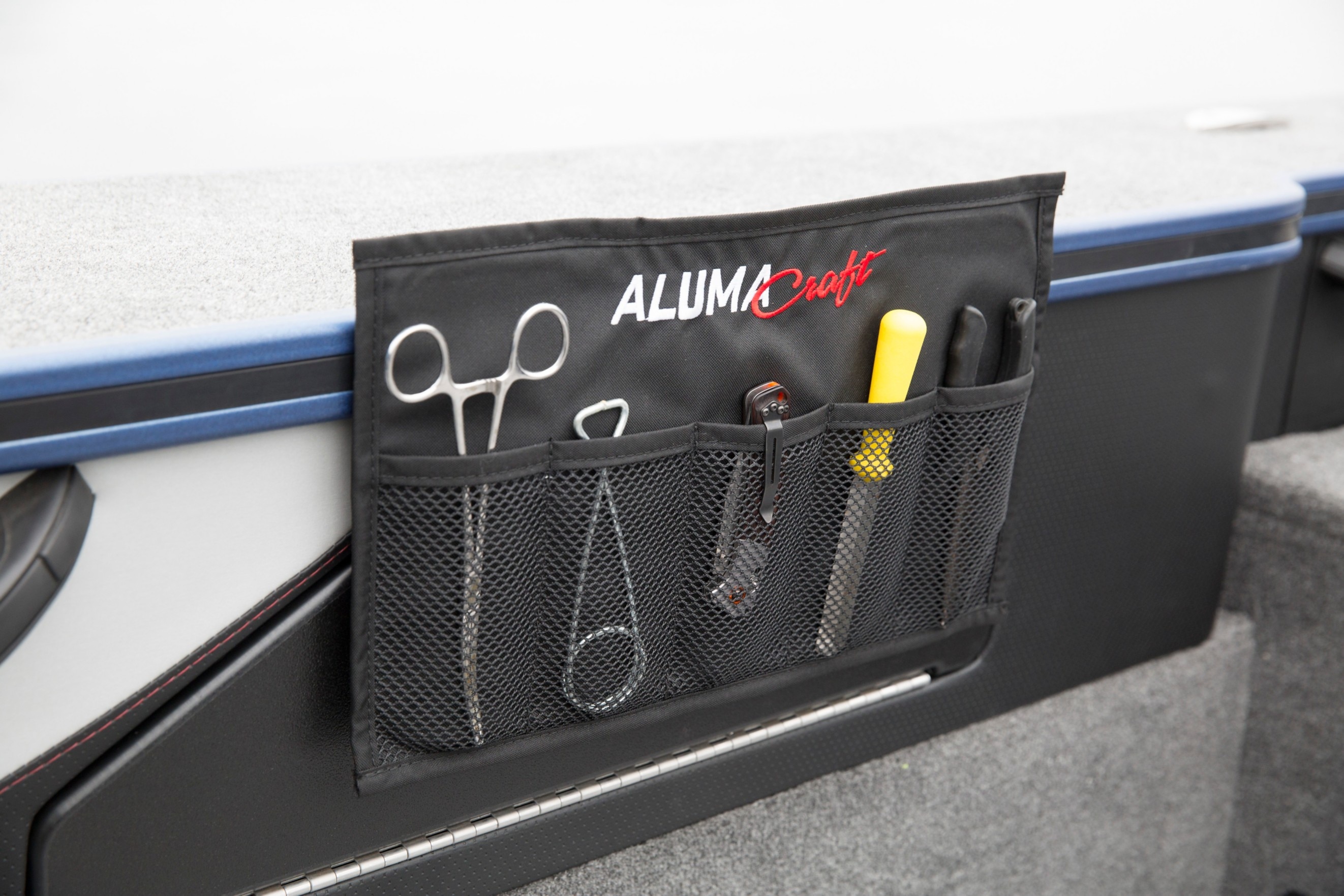 Poche à outils sur un bateau de pêche en aluminium Alumacraft
