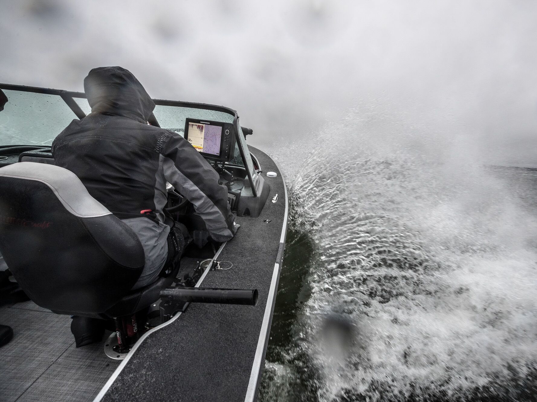 Bateau de pêche en aluminium Alumacraft en eau agitée