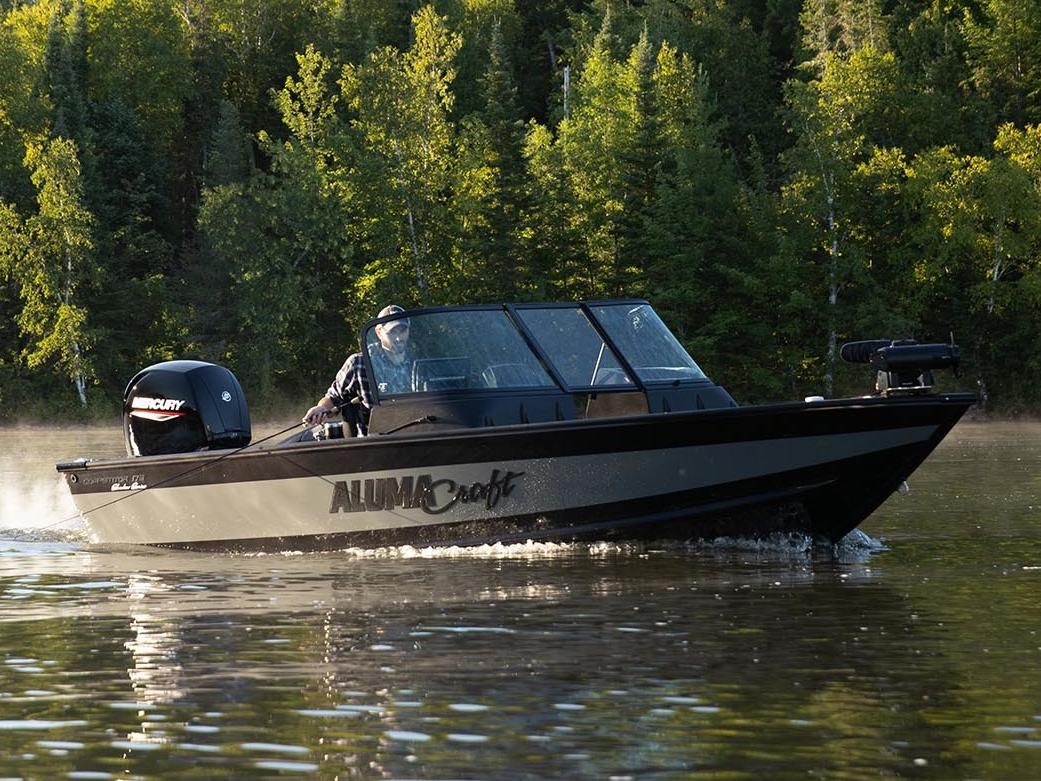 Homme pêchant sur son bateau en aluminium Alumacraft