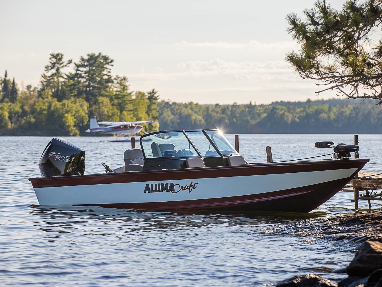 Alumacraft Competitor 205 accostant sur un lac