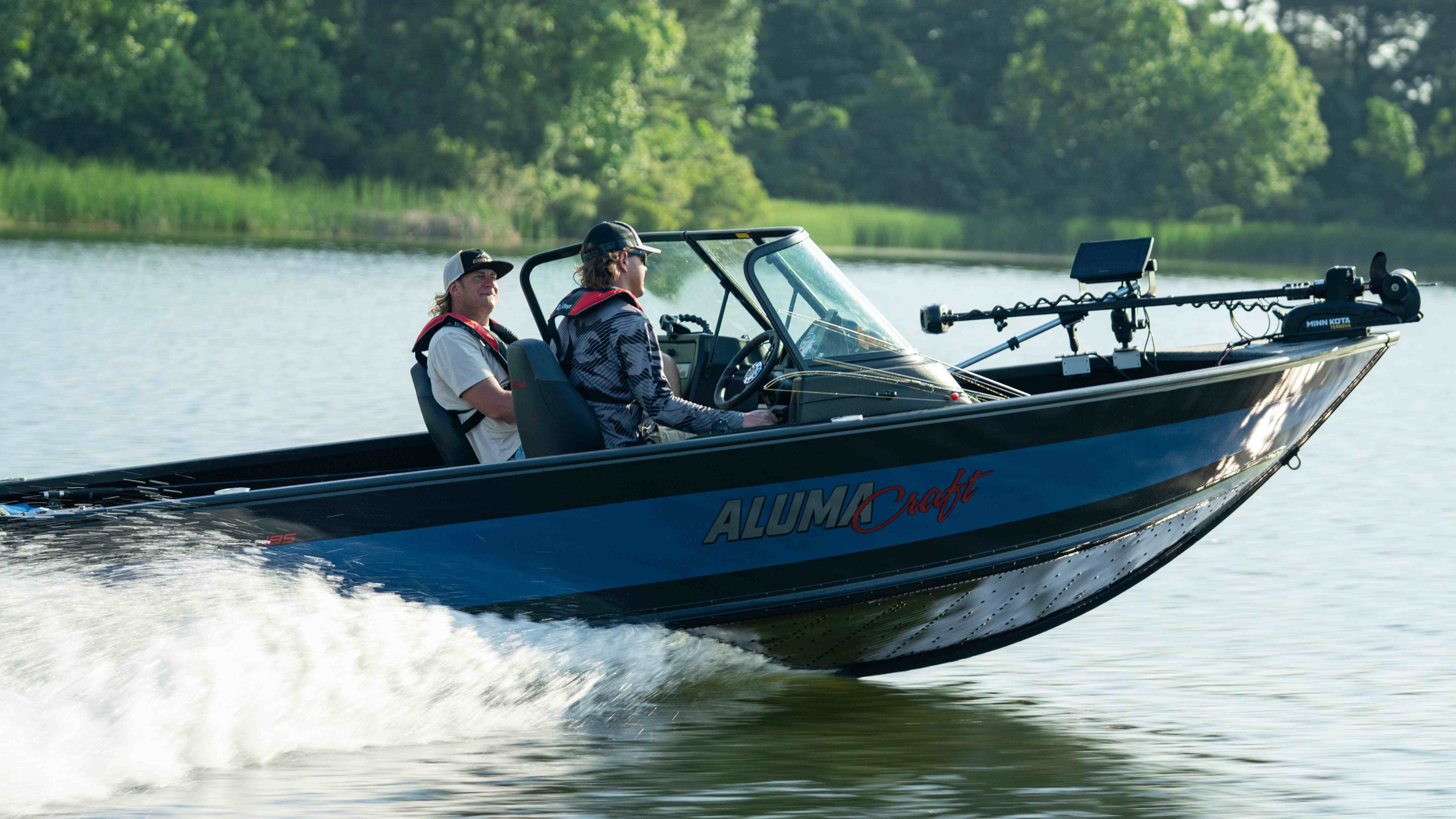 Jay Siemens et Dustin Jones conduisant un bateau Alumacraft en eau libre