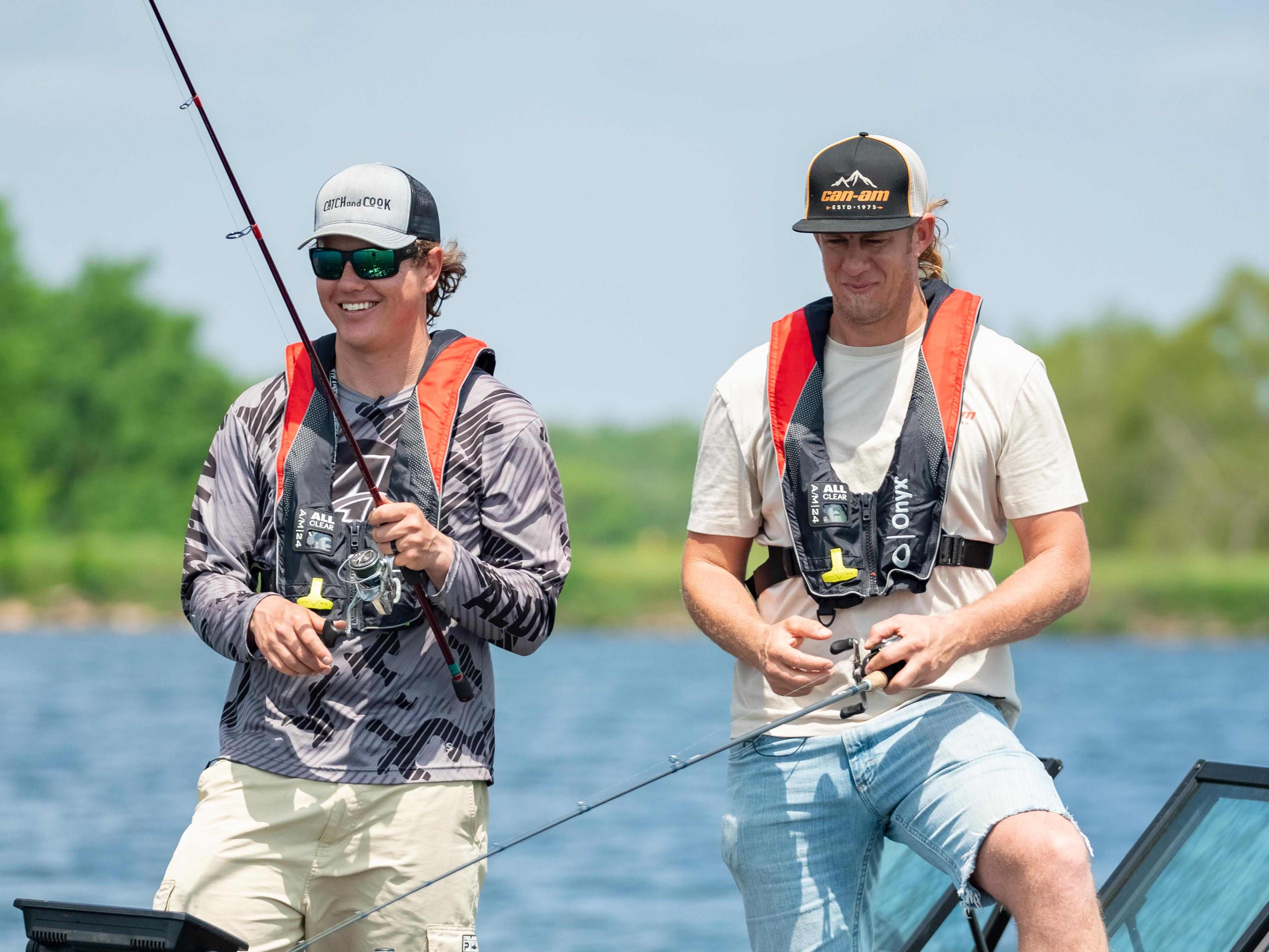 Le pêcheur Jay Siemens avec le pilote professionnel Dustin Jones pêchant sur Alumacraft Competitor