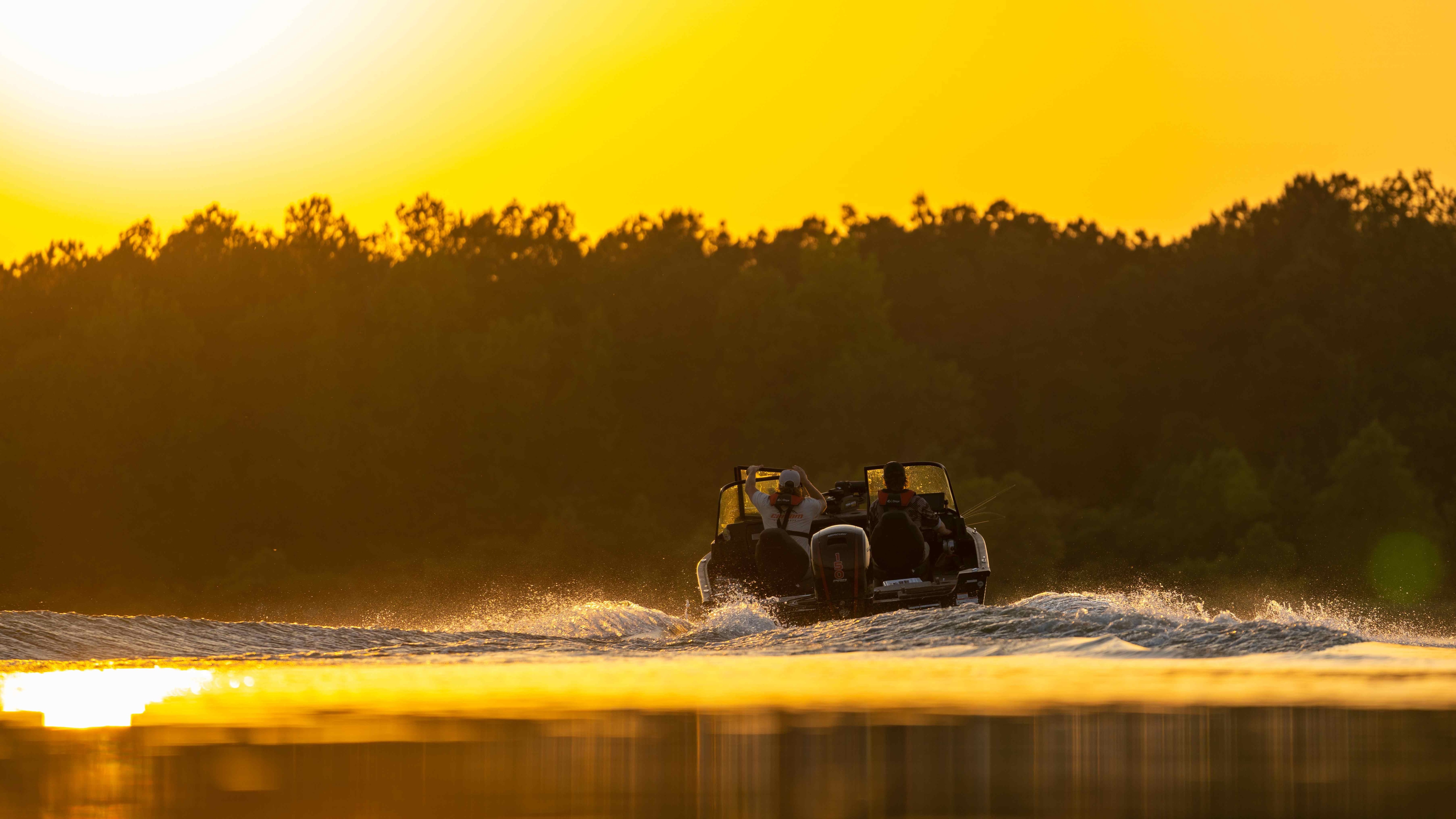 Coucher de soleil au volant d'un bateau alumacraft sur le lac