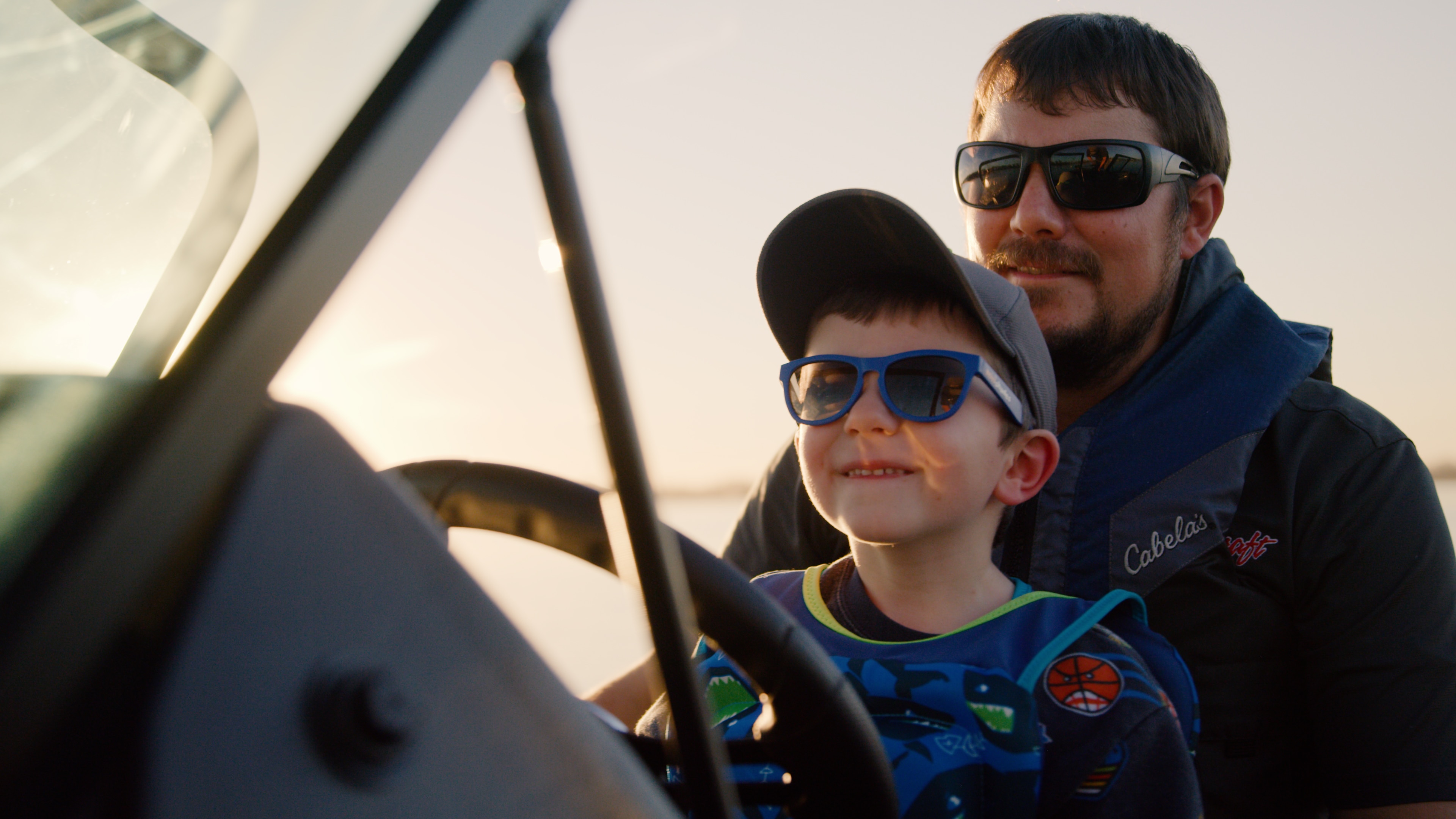 Nate Bateman et un enfant qui pêchent