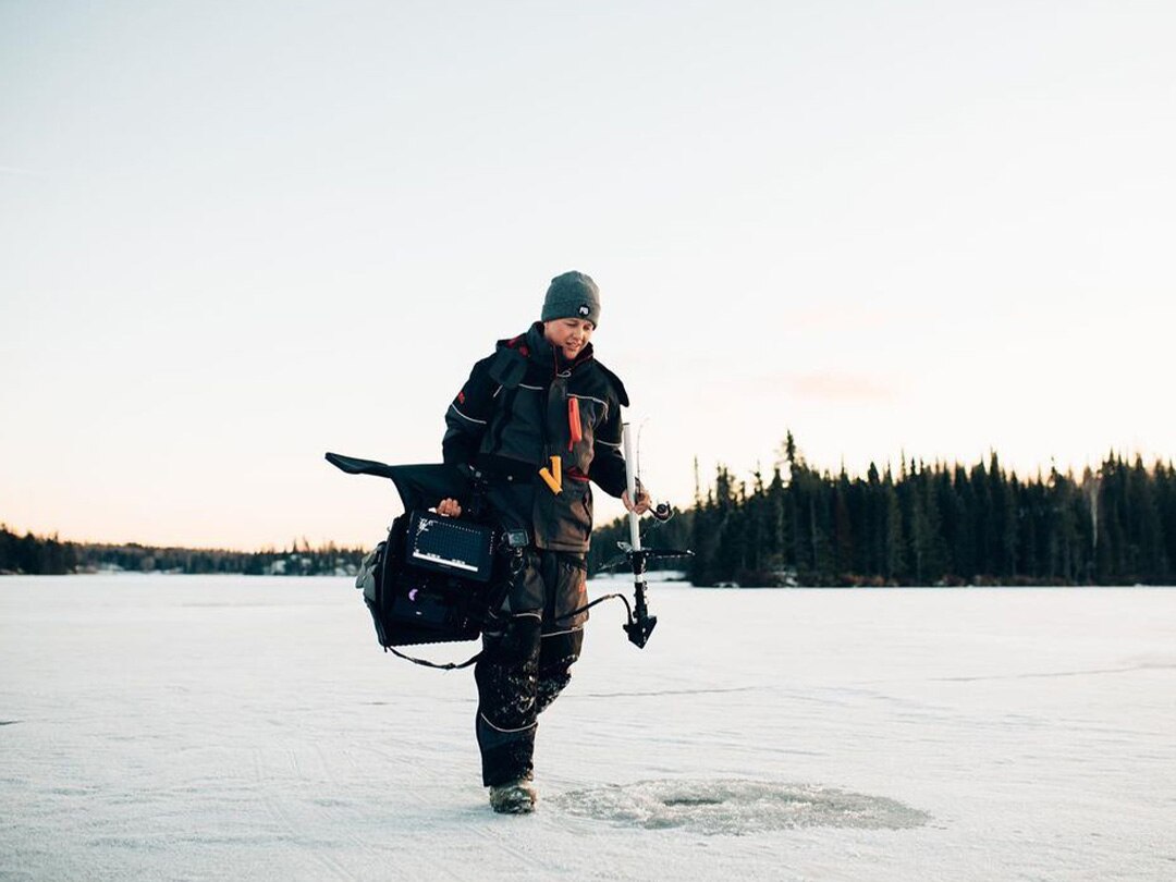 Ambassadeur Alumacraft Jay Siemens qui marche avec son équipement de pêche sur glace