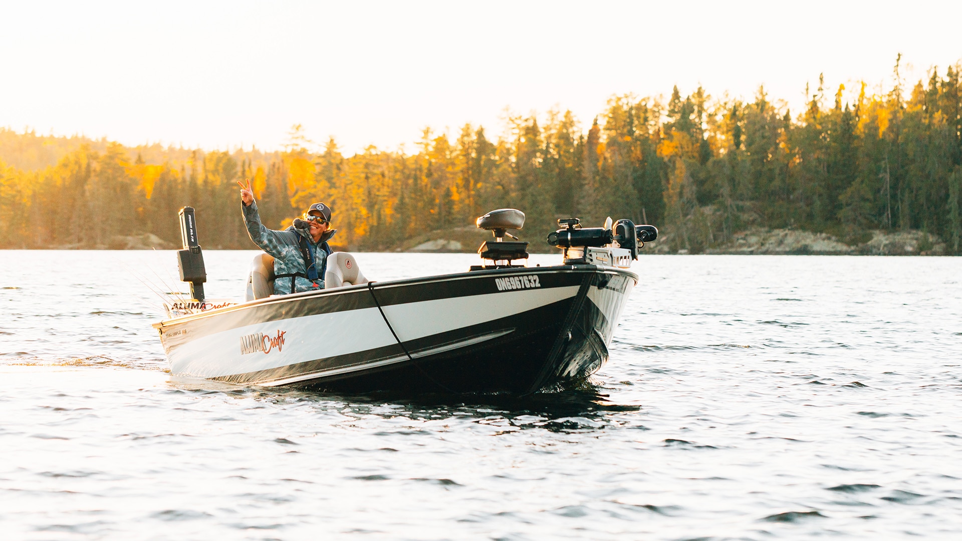 Jay Siemens qui pêche sur son bateau Alumacraft