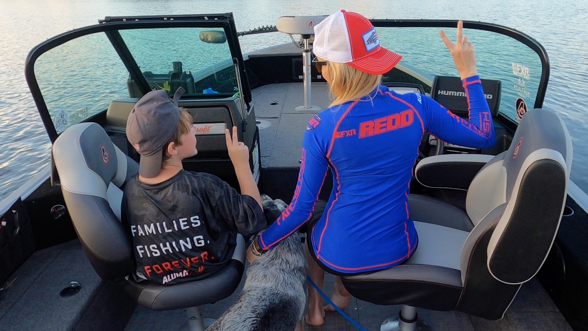 Rebekka Reddd, ambassadrice Alumacraft, et son fils dans son bateau de pêche en aluminium