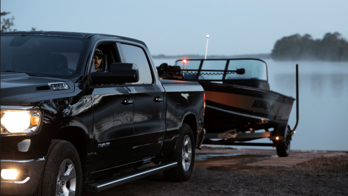 homme dans un camion lançant son bateau alumacraft