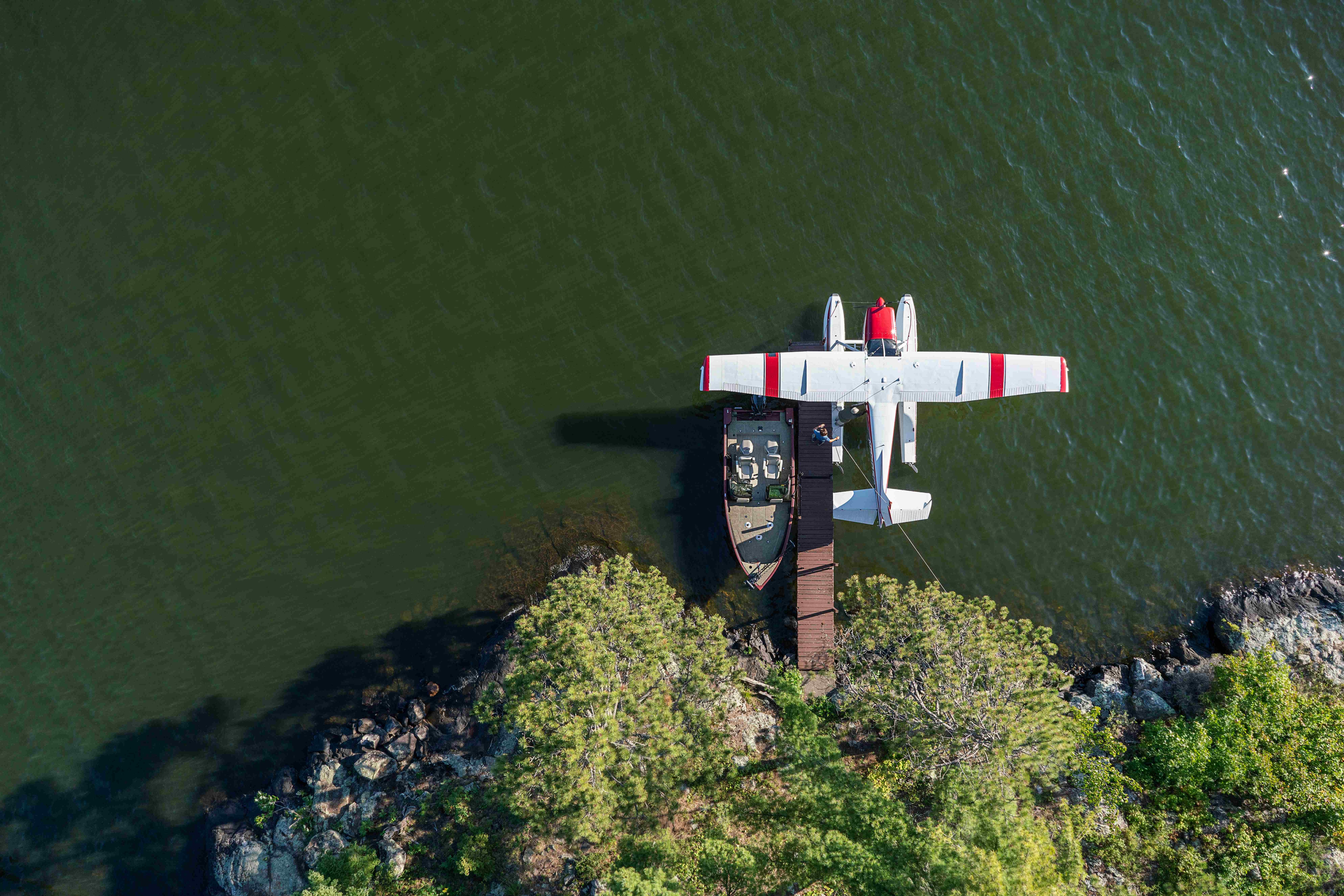 Birdview of an Alumacraft docked beside a floatplane