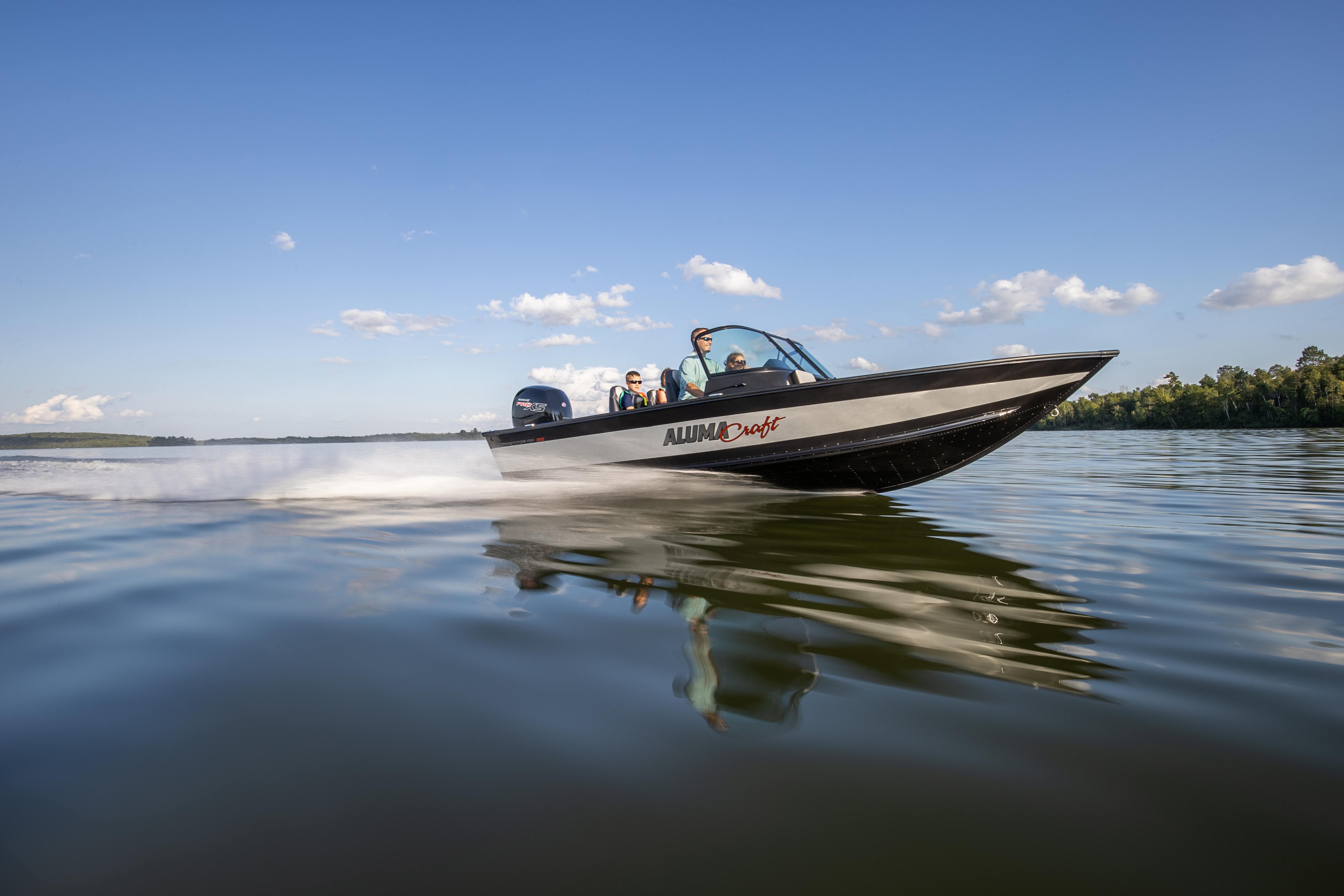 Bateau de pêche en aluminium argenté noir sur une rivière