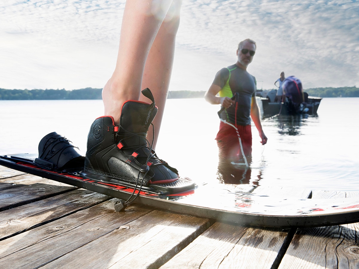 Chaussant des skis nautiques sur un dock