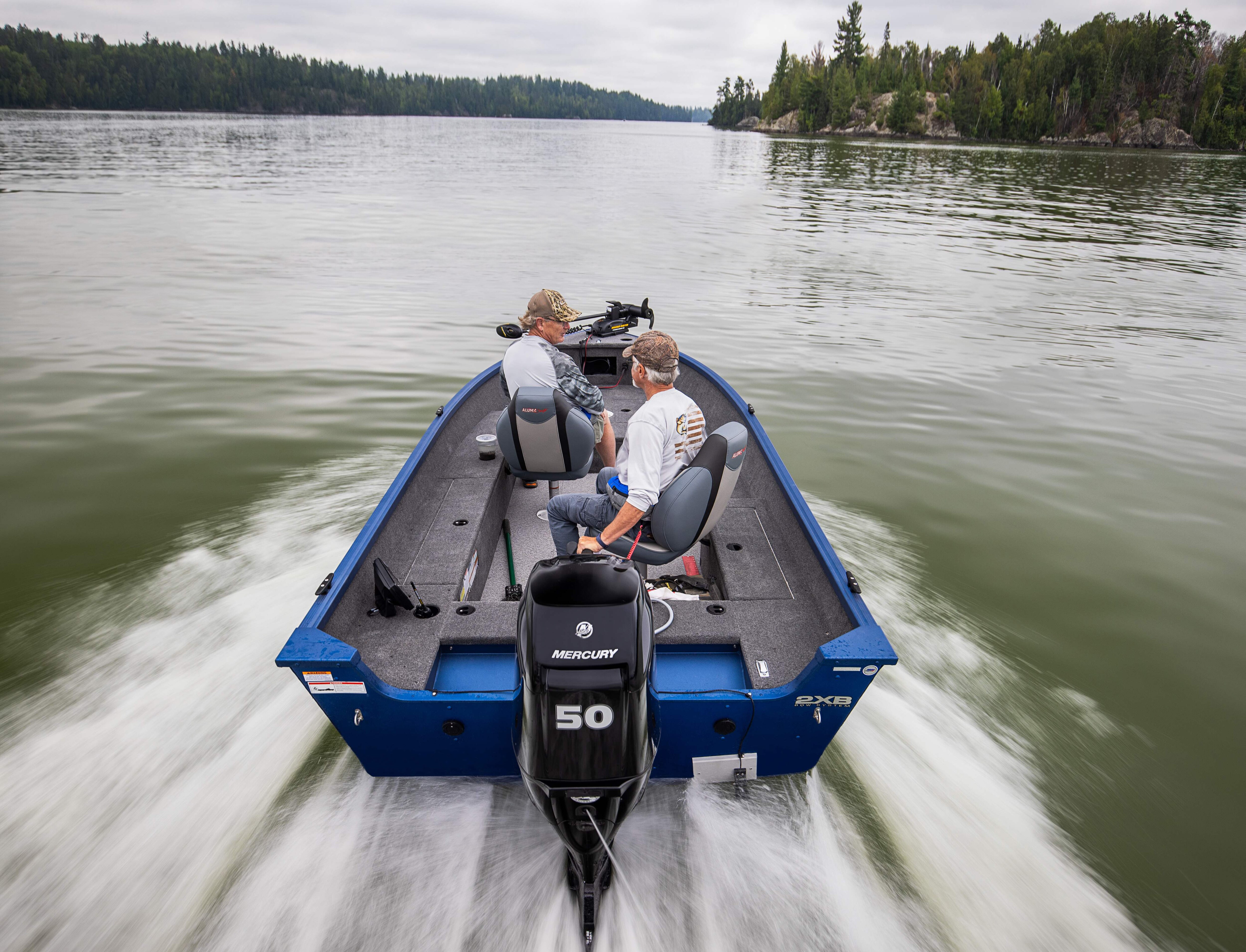 Deux hommes conduisant un bateau bleu vue par derrière