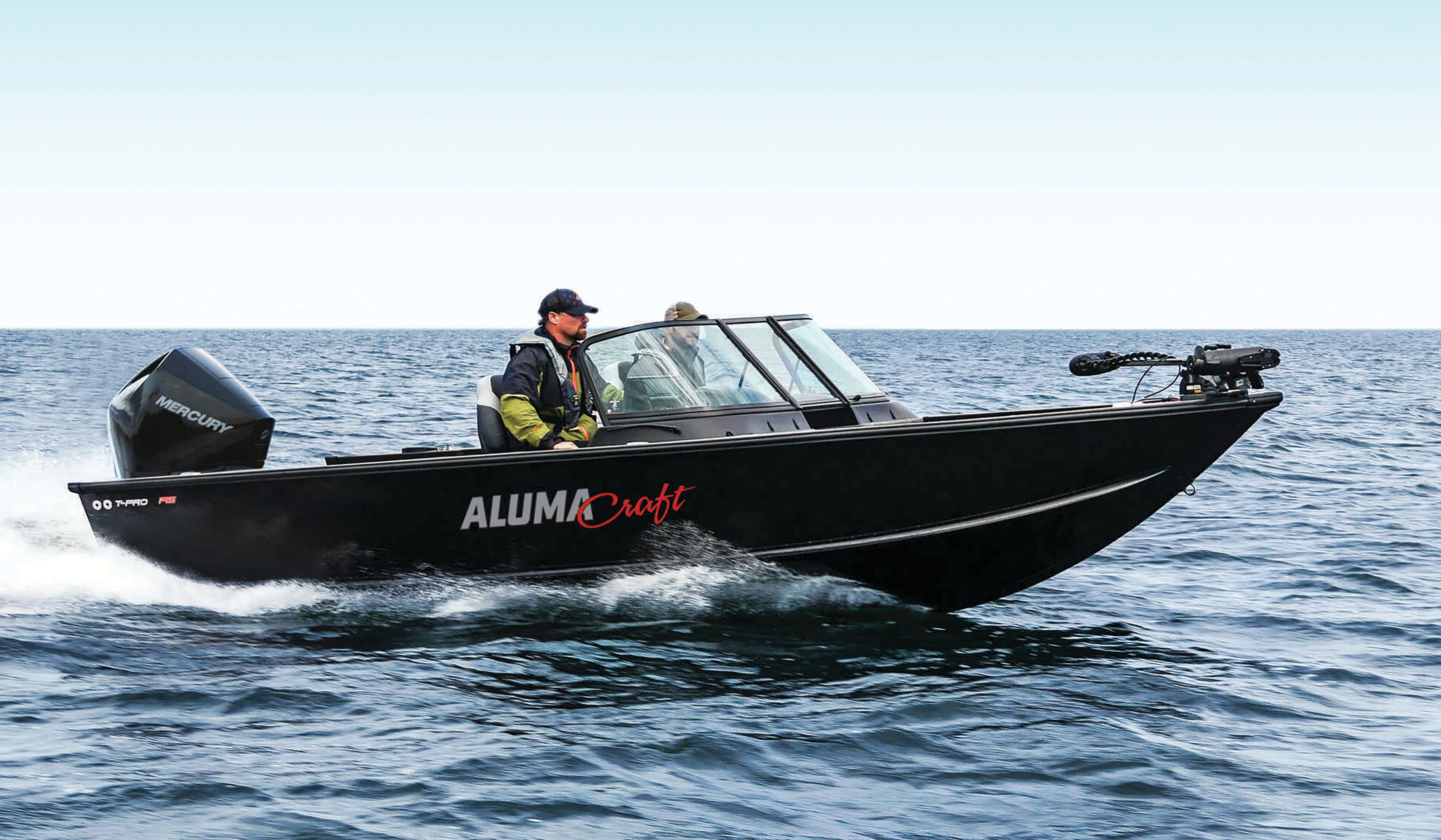 Hommes conduisant un bateau en aluminium noir