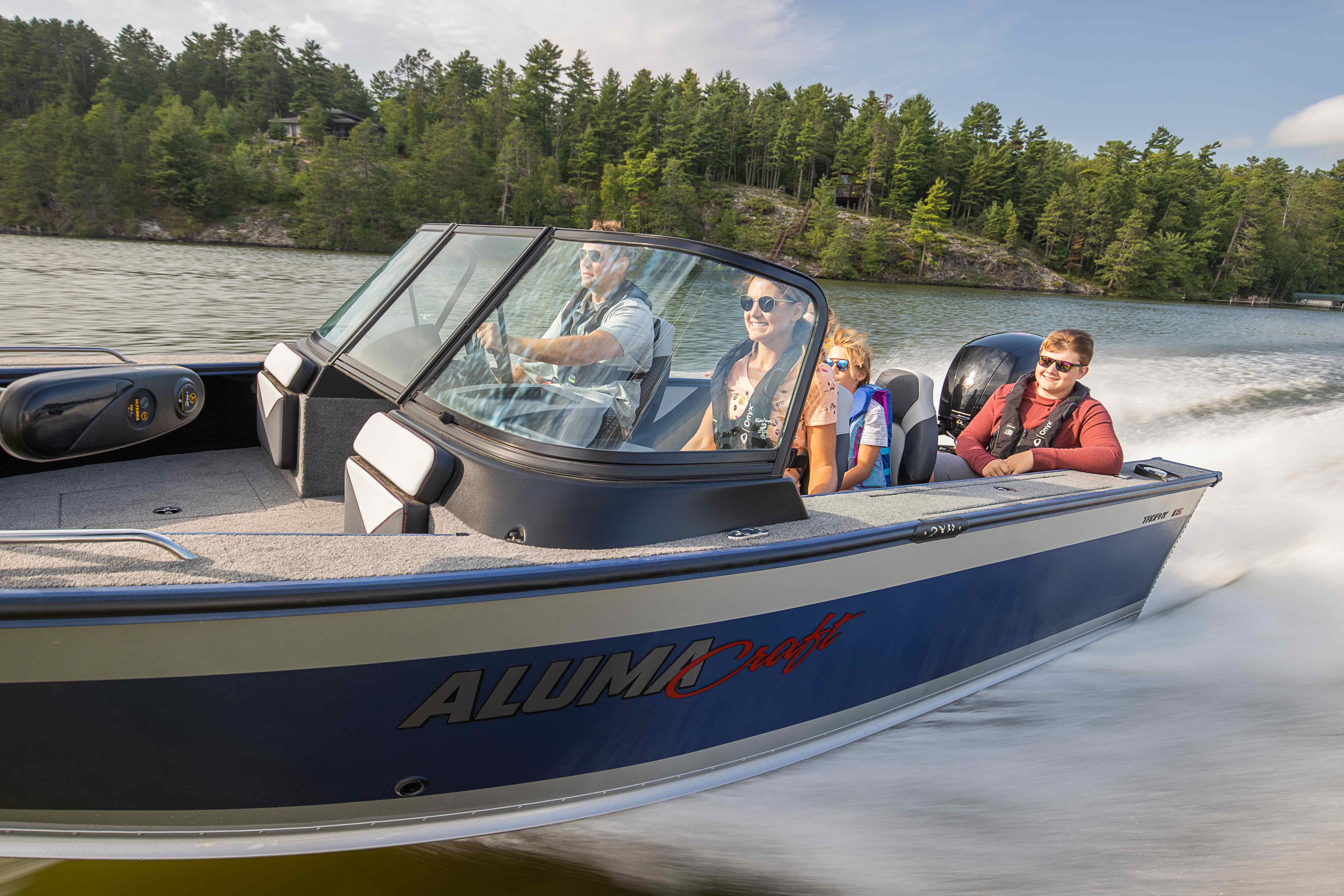 Family cruising in an Alumacraft Trophy boat