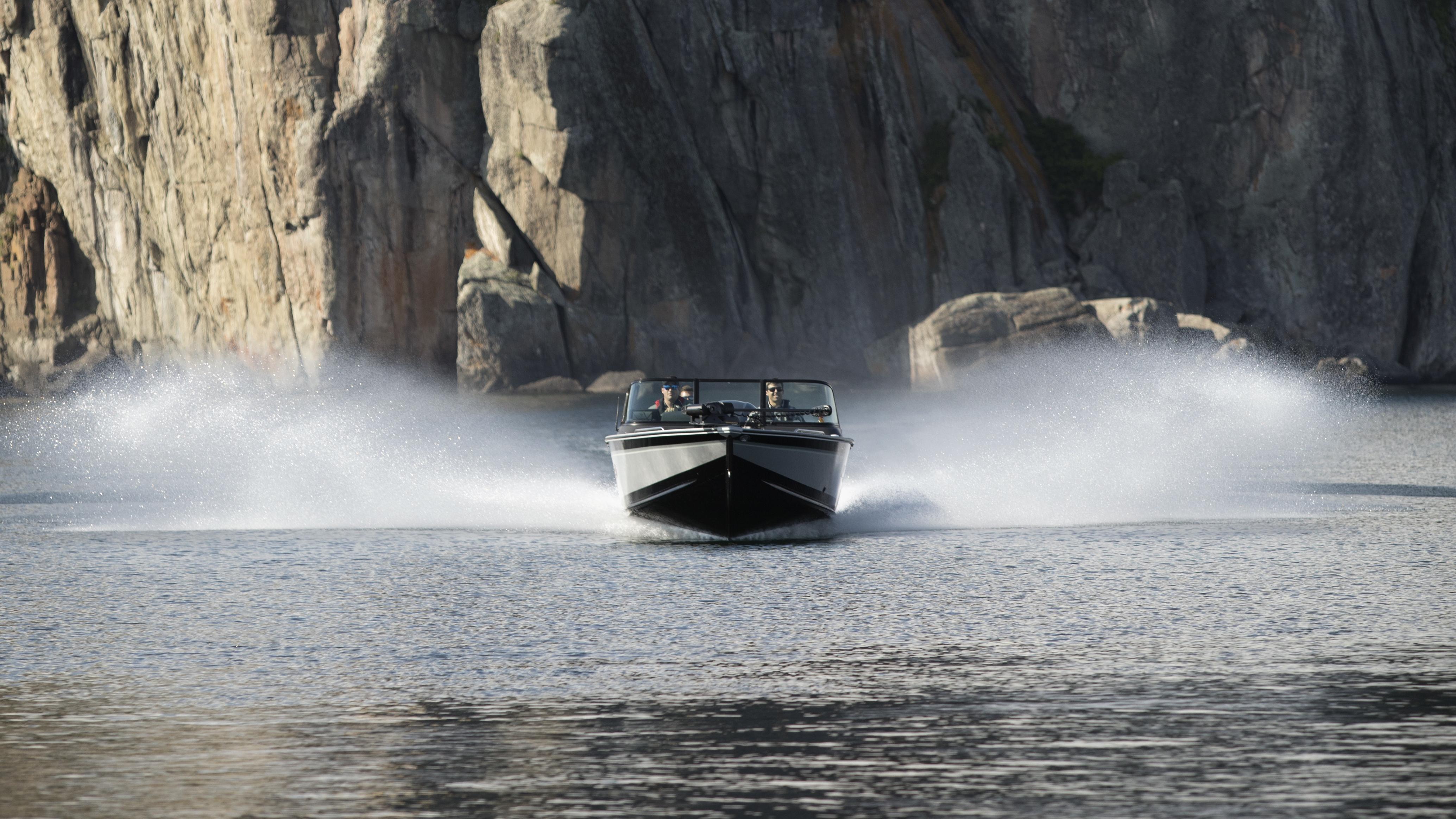 Bateau Alumacraft Multispecies à toute vitesse sur l'eau 