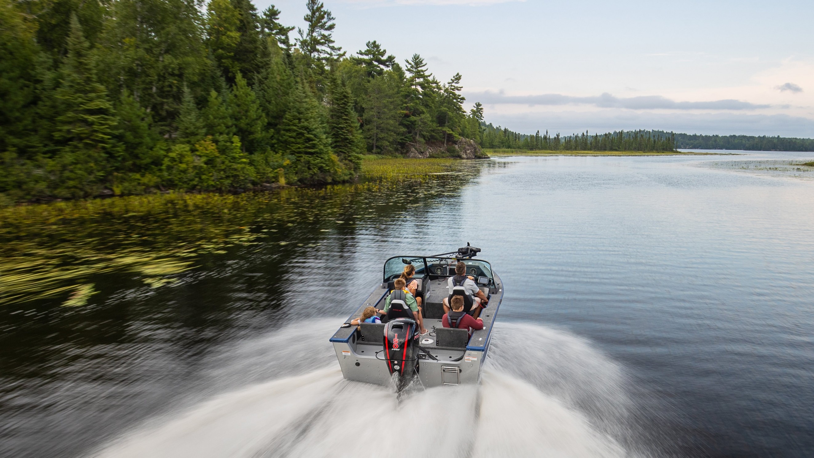 Bateau ponton de luxe Manitou se déplaçant rapidement sur l'eau