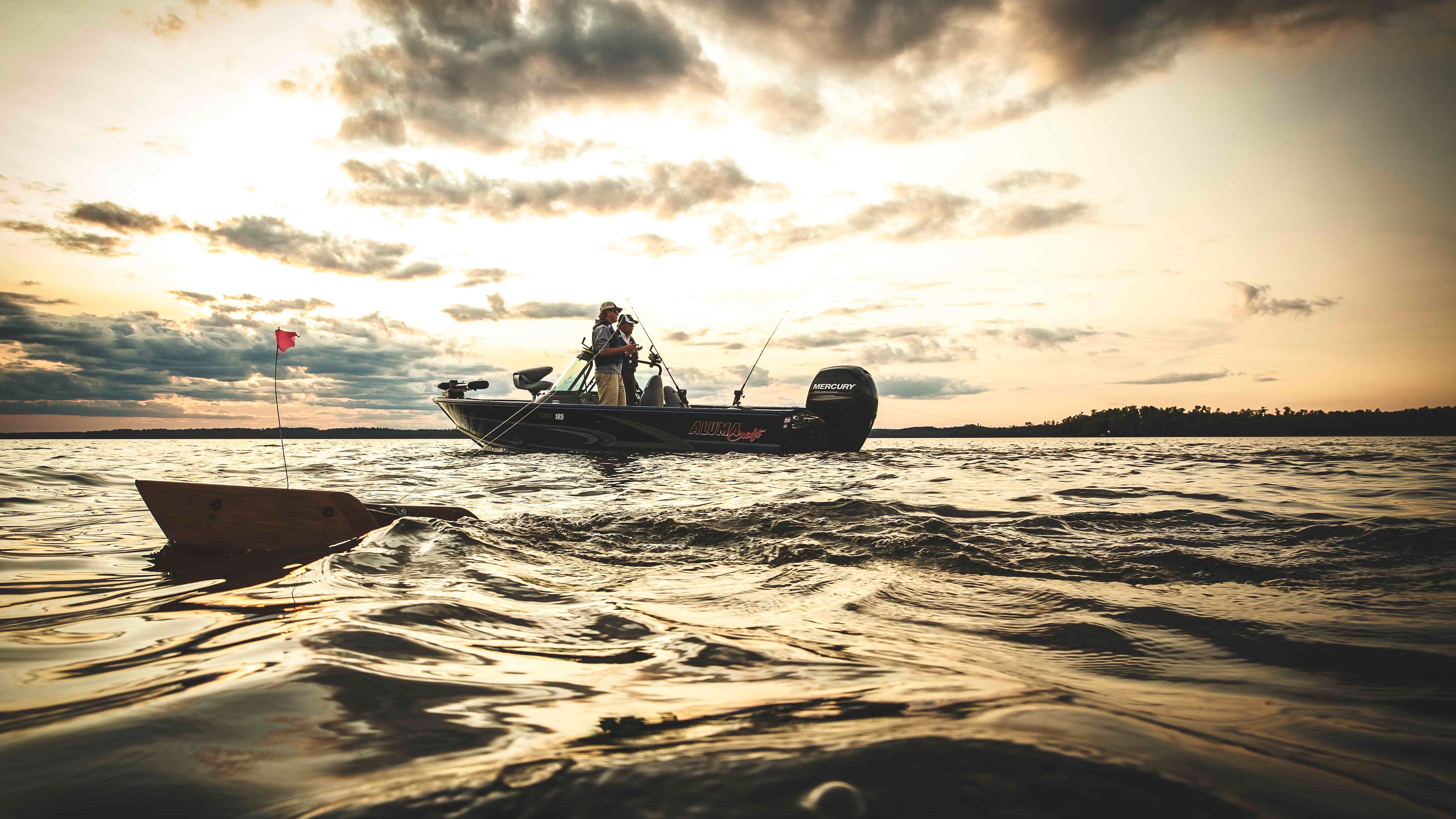 bateau Alumacraft au coucher du soleil