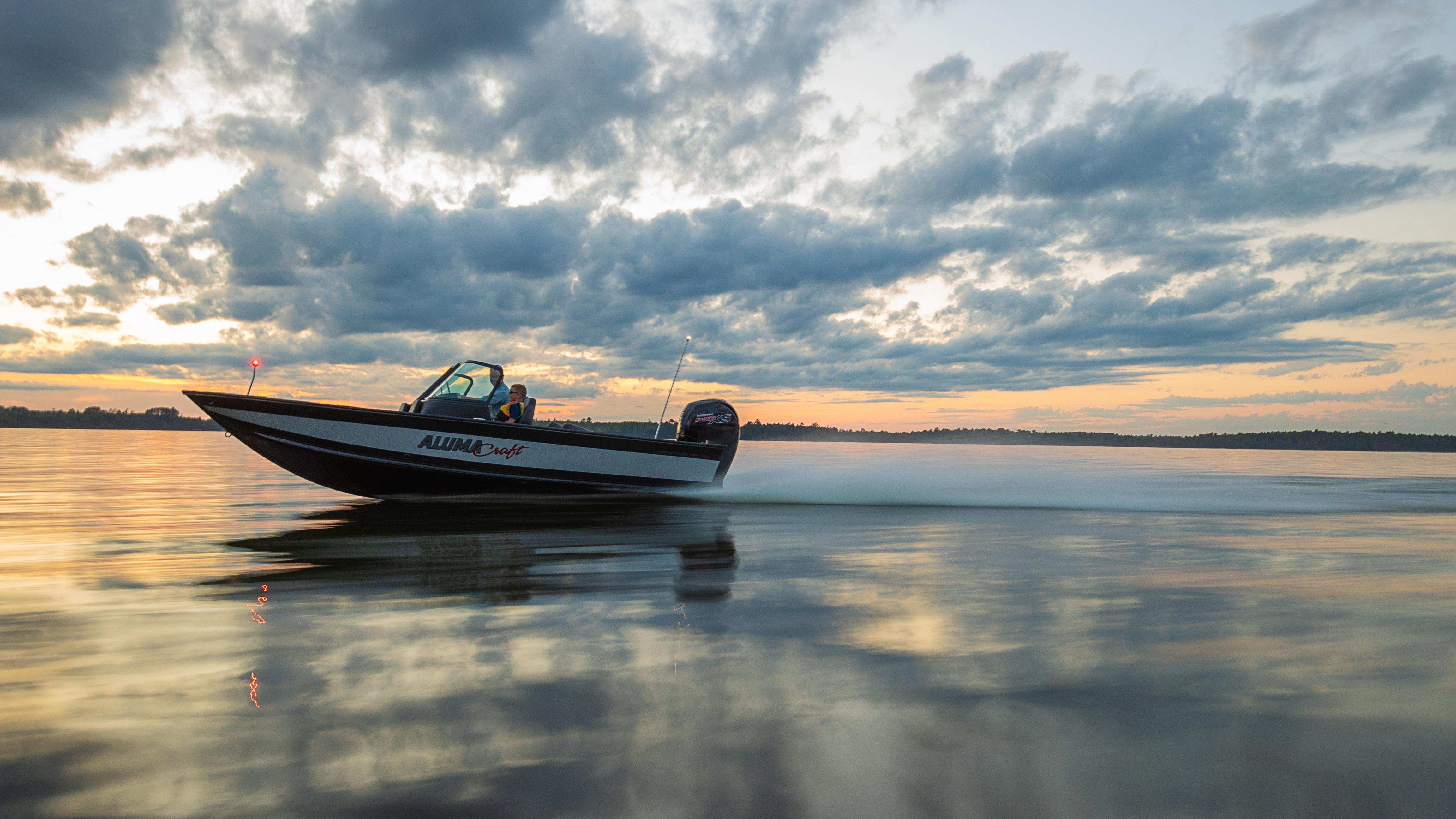 Bateau Alumacraft se déplaçant rapidement sur un lac