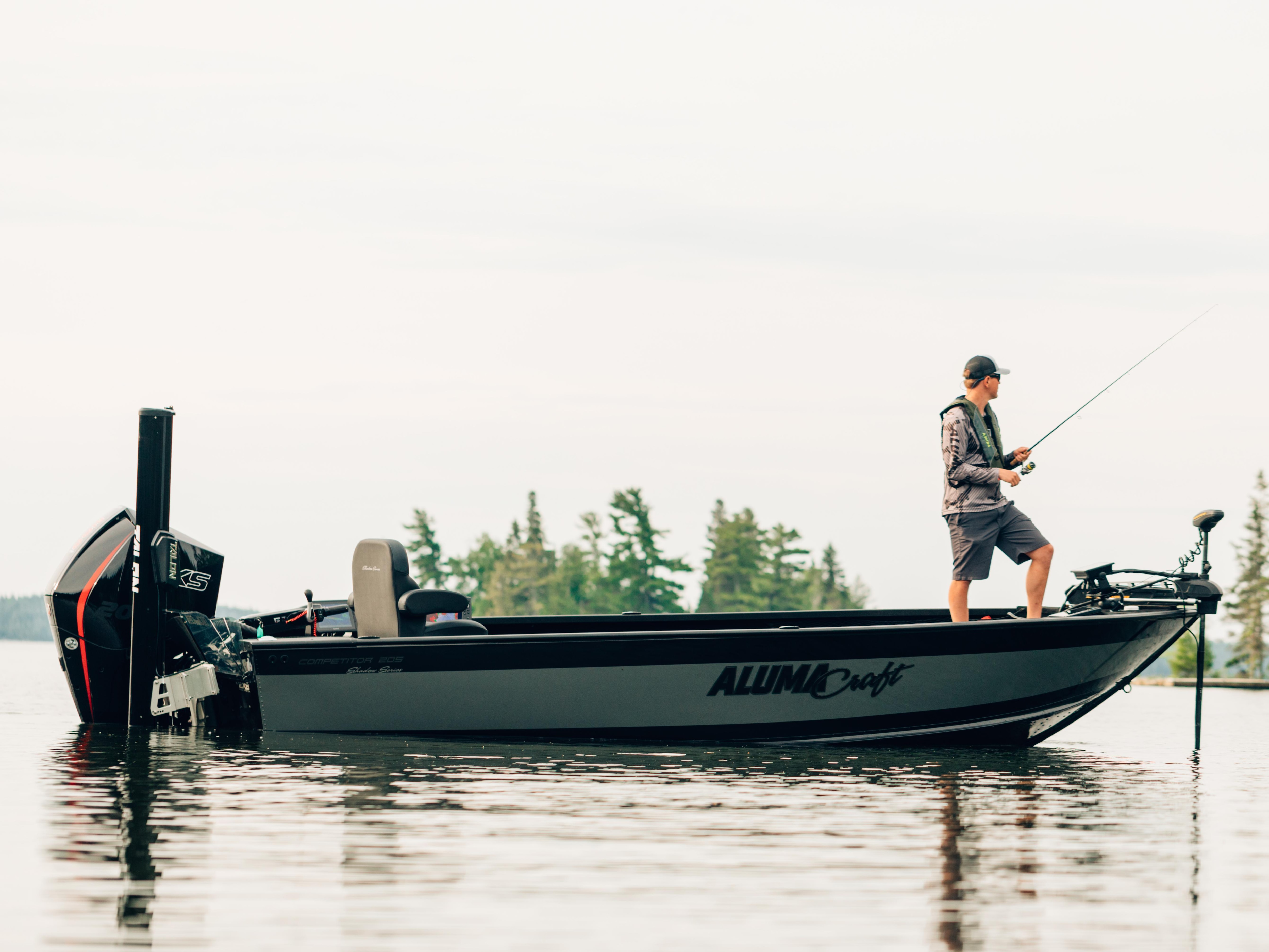 Jay Siemens pêchant à bord d'un Competitor 205 Tiller d'Alumacraft