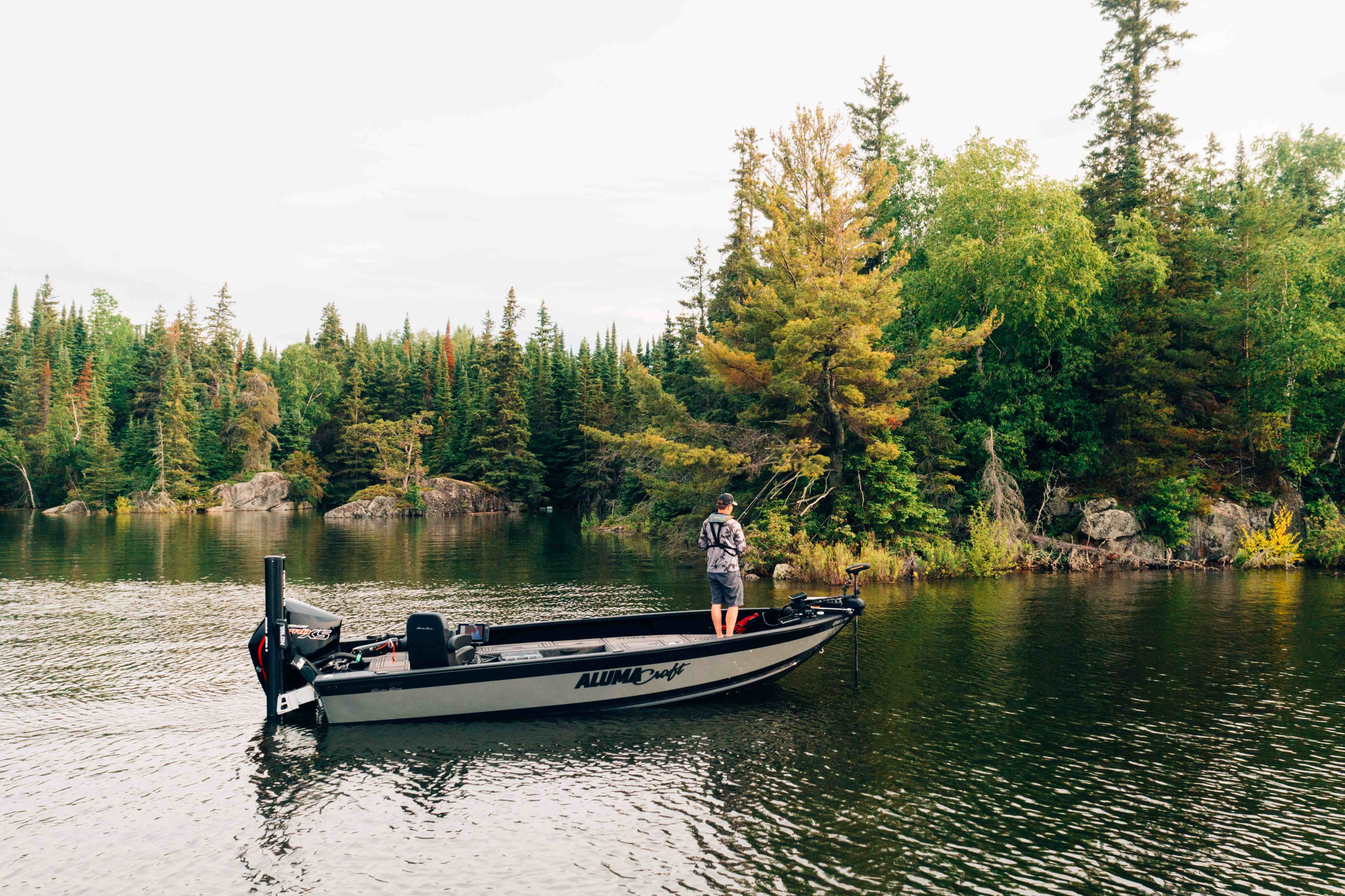 Jay Siemens bass fishing from his Alumacraft Competitor Tiller on lake 