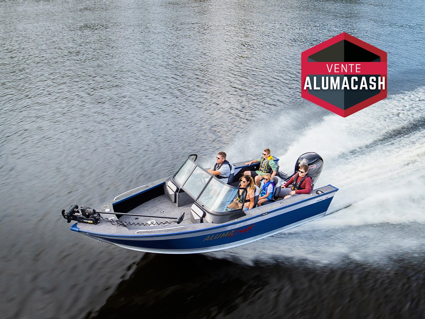 Une famille en excursion dans un bateau de pêche Alumacraft Trophy