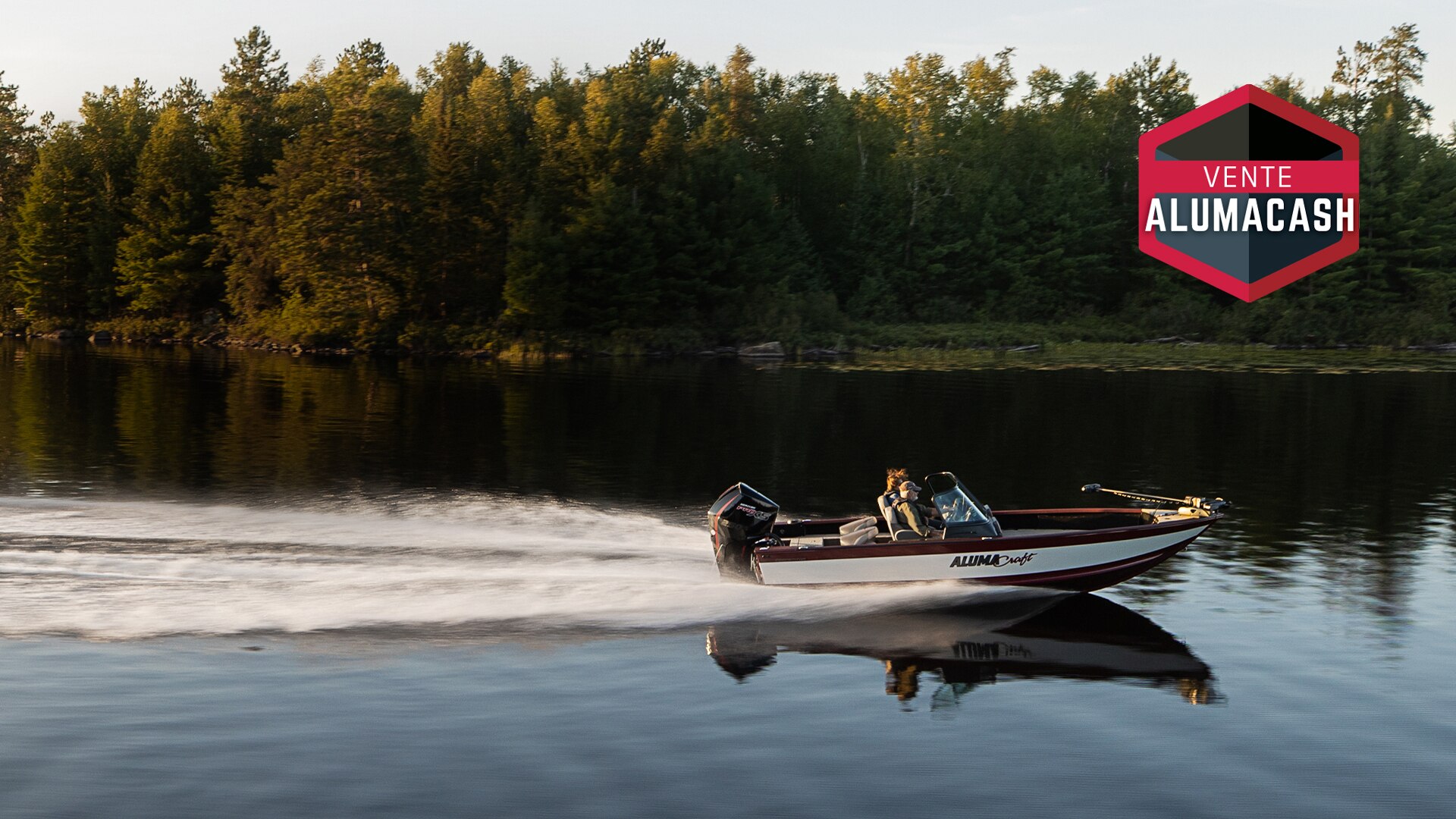 Bateau en aluminium Alumacraft naviguant vers le lever du soleil