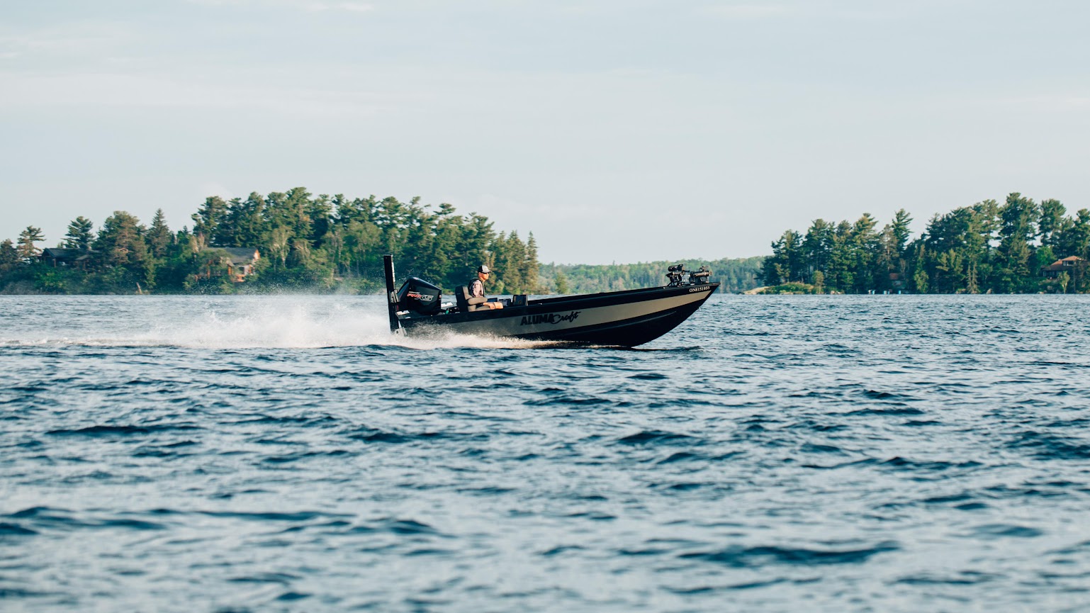 Jay Siemens pêche l'achigan depuis son Alumacraft Competitor Tiller sur le lac. 