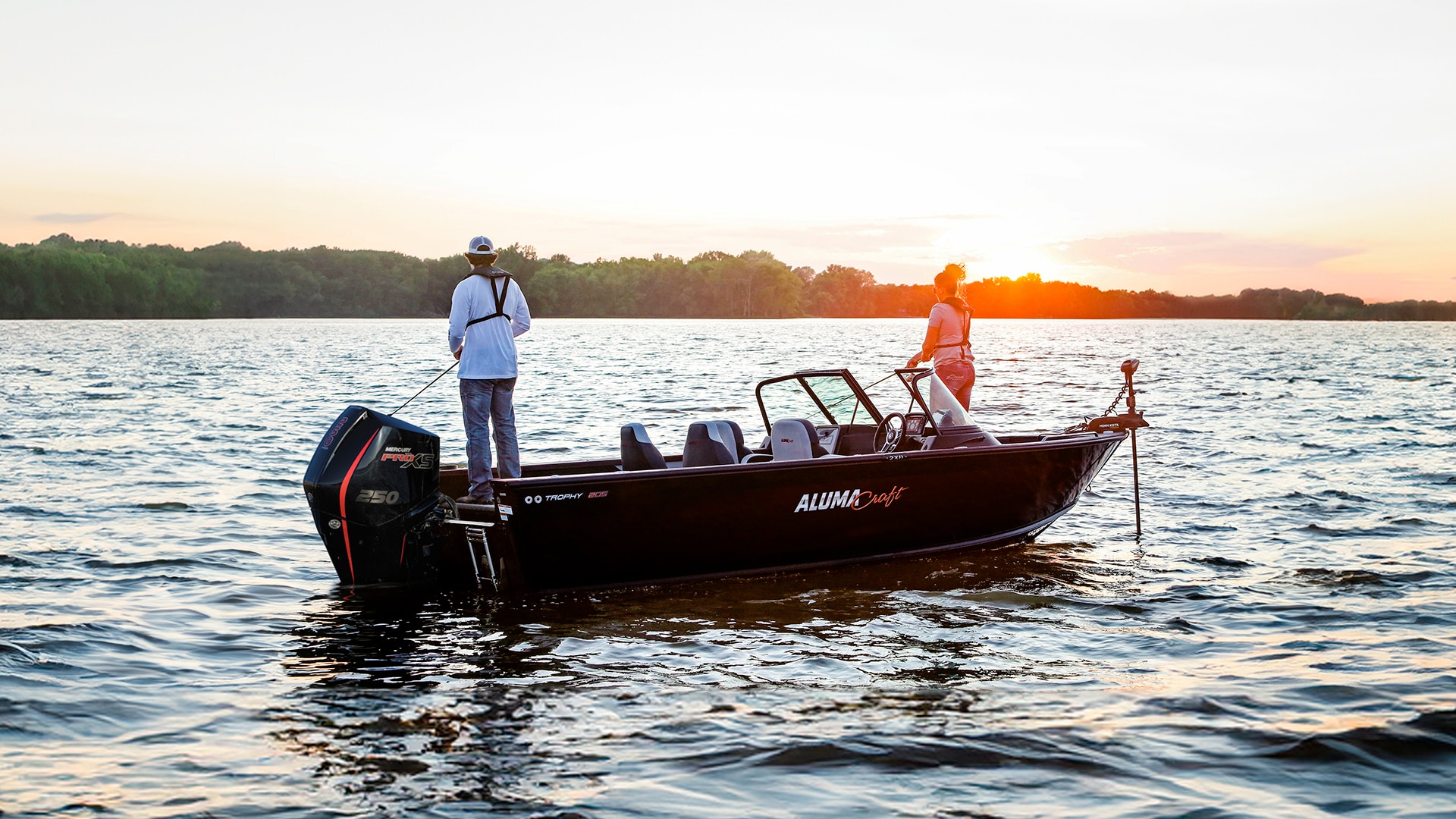 Couple naviguant sur le lac avec leur Trophy 205